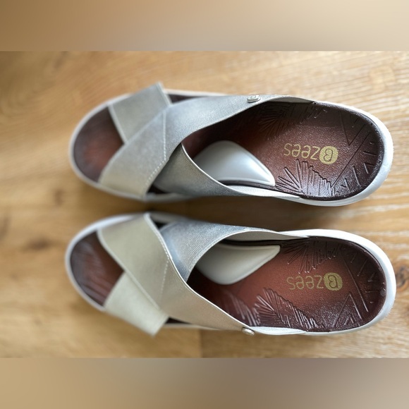New BZees Desire Cross Slide Sandals Silver Size 10 Wedge - Picture 5 of 9